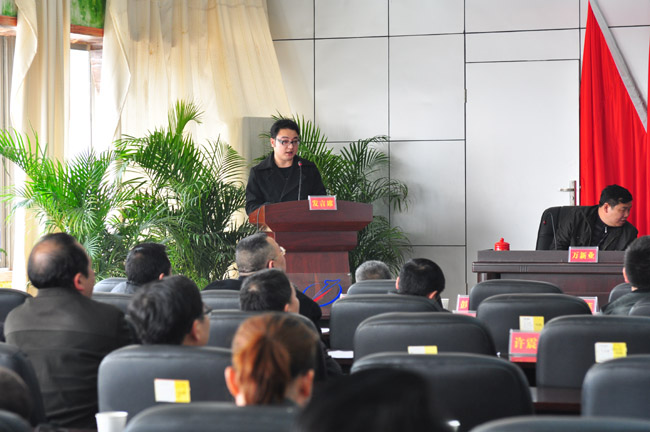 先進個人代表上臺發(fā)言